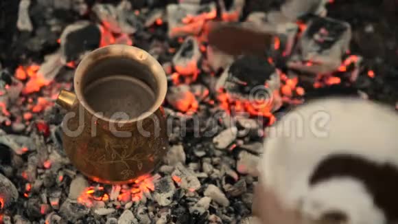 传统工艺用煤煮土耳其咖啡视频的预览图