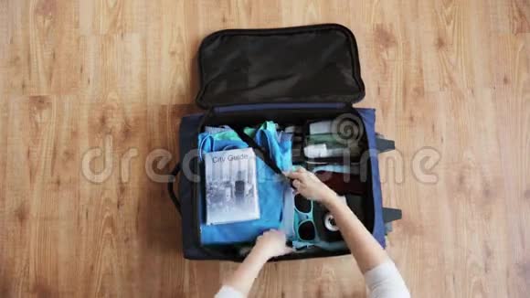 手拿旅行袋包装私人物品视频的预览图