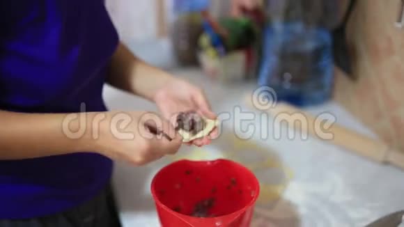 她在厨房里雕刻饺子烹饪食物视频的预览图