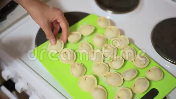 她在厨房里雕刻饺子烹饪食物视频的预览图