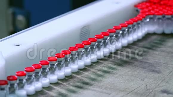 制药生产线上的药瓶制药业视频的预览图