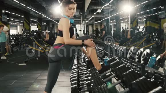 健身房背景的漂亮的运动女孩视频的预览图