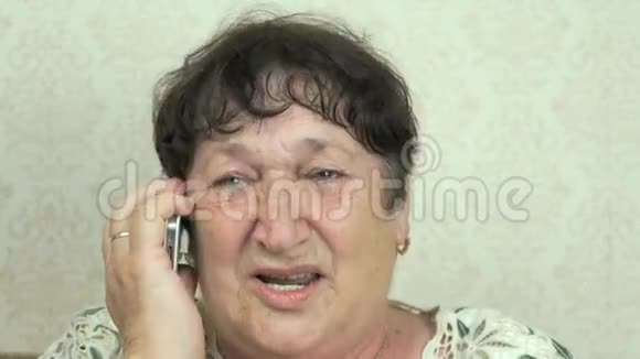 老妇人在手机上说话视频的预览图