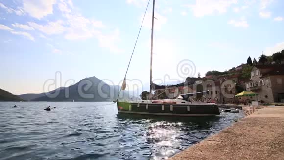 黑山Kotor湾Perast古镇的帆船视频的预览图