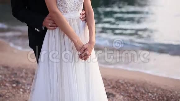 新郎在海滩上拥抱新娘黑山婚礼视频的预览图