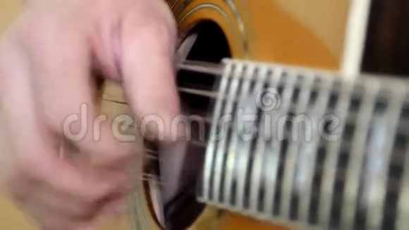 有吉他手的乐器视频的预览图
