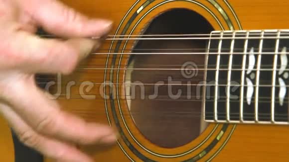 表演者在吉他上演奏有吉他手的乐器视频的预览图