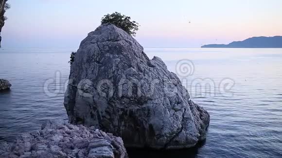 黑山海上的岩石岩石海岸野生海滩丹杰罗视频的预览图