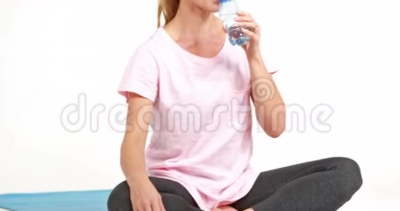微笑着运动的女人喝水视频的预览图