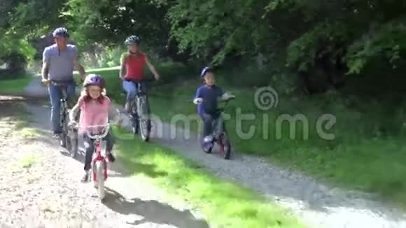 在农村骑自行车的家庭视频的预览图