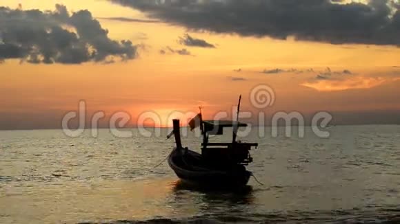 日落和海滩上的船视频的预览图