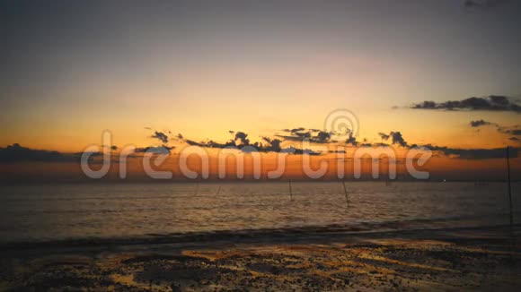 日落和海滩上的船视频的预览图