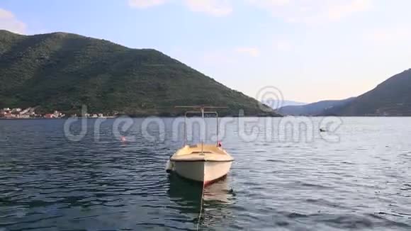 水上的木船在黑山科托尔湾马马马马视频的预览图