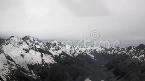 新西兰直升机雪山景观的山峰和山脊视频的预览图