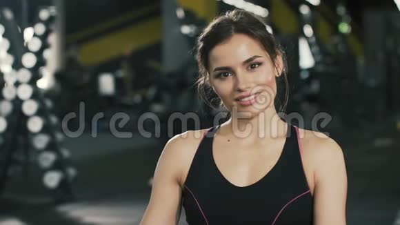 健身房背景的漂亮的运动女孩视频的预览图