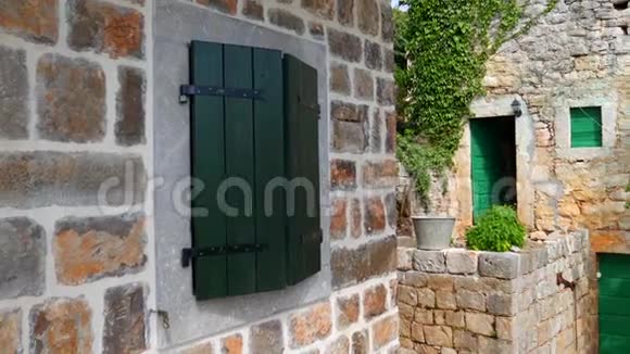 绿色百叶窗黑山房屋的门面视频的预览图