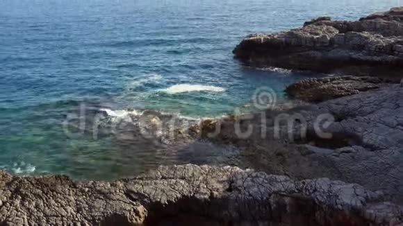 黑山海上的岩石岩石海岸野生海滩丹杰罗视频的预览图