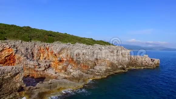 黑山海上的岩石岩石海岸野生海滩丹杰罗视频的预览图