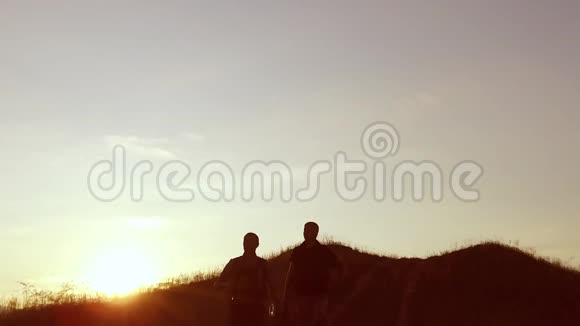 人团游客踏着夕阳剪影山上旅游慢视频游客团体视频的预览图