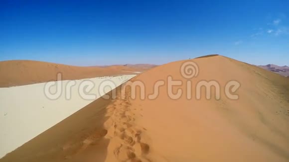 纳米比亚NamibNaukluft国家公园Sossusvlei风景沙丘视频的预览图