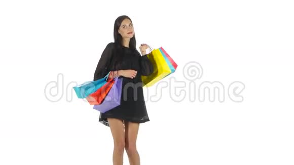 女人拿着购物袋白色的视频的预览图