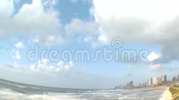 以色列特拉维夫海滩上空的云层消失视频的预览图