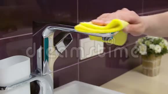 女人在浴室打扫卫生视频的预览图