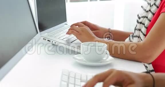 接近从事电脑工作的年轻女创意设计师视频的预览图