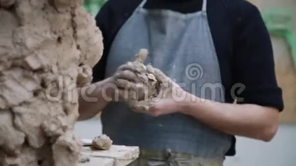 雕塑家造型雕塑调整面细节头由粘土制成视频的预览图