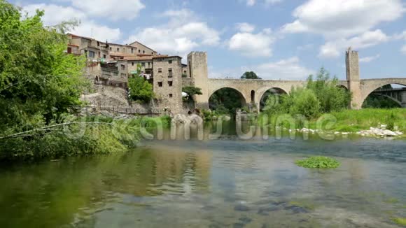 中世纪小镇桥上有大门视频的预览图