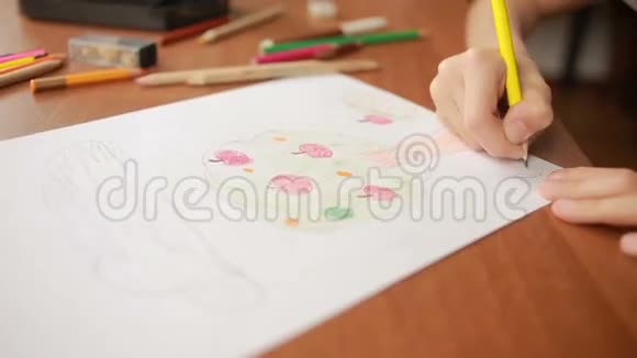 孩子用铅笔画画特写镜头视频的预览图