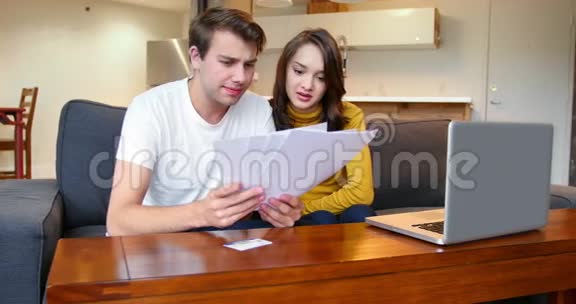 一对夫妇在客厅看电视视频的预览图