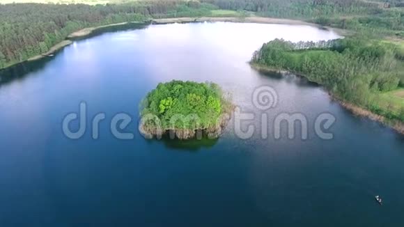 鸟瞰美丽的湖泊视频的预览图