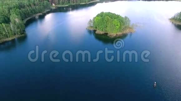 鸟瞰美丽的湖泊视频的预览图
