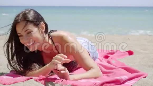 有魅力的年轻女性享受暑假视频的预览图