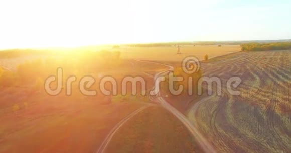 超高清4K鸟瞰图空中飞越黄色的田园和土路视频的预览图