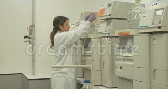 实验室技术员在制药实验室工作视频的预览图
