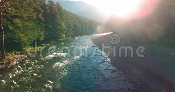 阳光明媚的夏日清晨空气中弥漫着清新干净的山河视频的预览图