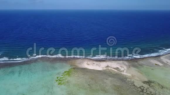 博内尔岛加勒比海风湖Sorobon航空无人机顶景4KUHD视频视频的预览图