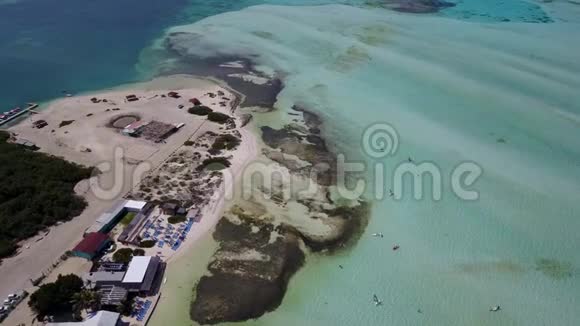 博内尔岛加勒比海风湖Sorobon航空无人机顶景4KUHD视频视频的预览图