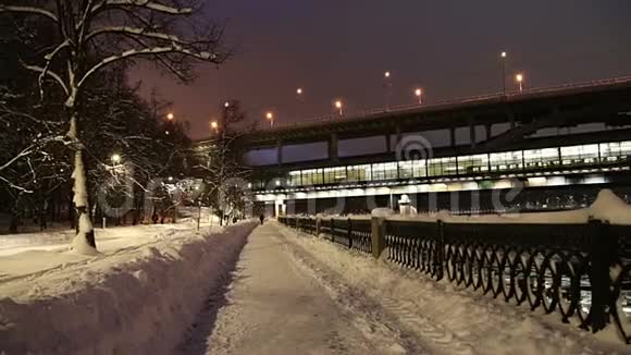 莫斯克瓦河卢日涅茨卡娅桥地铁大桥上一个冬季傍晚莫斯科俄罗斯视频的预览图