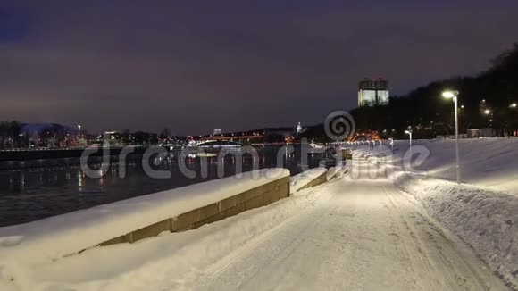 莫斯科河堤在一个冬季傍晚莫斯科俄罗斯视频的预览图