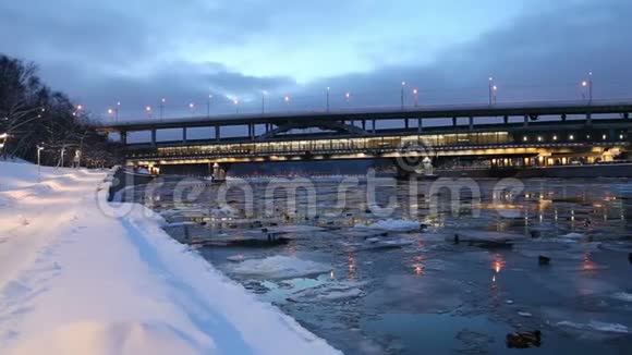 莫斯克瓦河卢日涅茨卡娅桥地铁大桥上一个冬季傍晚莫斯科俄罗斯视频的预览图