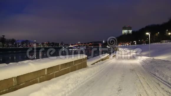 莫斯科河堤在一个冬季傍晚莫斯科俄罗斯视频的预览图