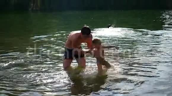 幸福的家庭和孩子在水里玩耍视频的预览图