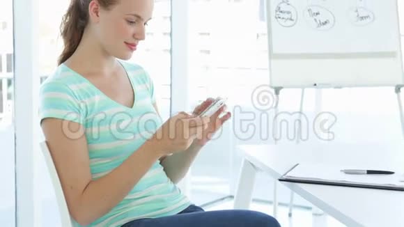 随便的女商人在智能手机上发短信视频的预览图