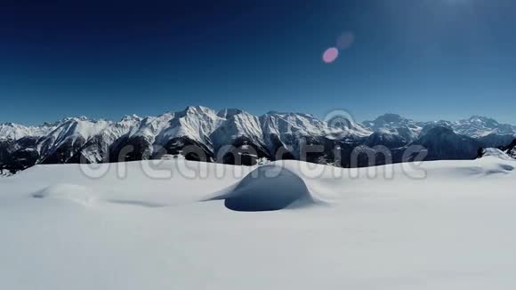 雪山雪山冬季景观鸟瞰视频的预览图