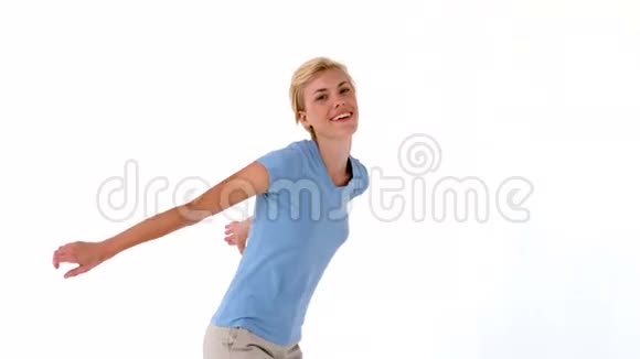 金发女人跳着笑视频的预览图