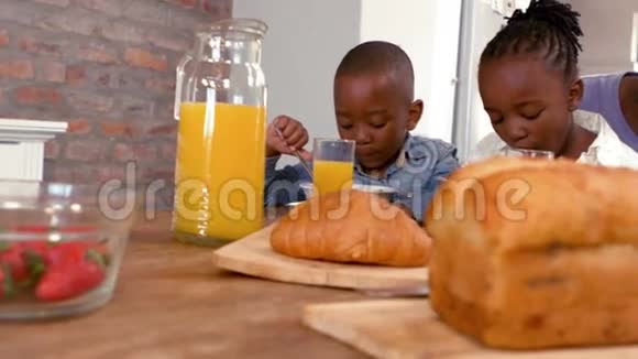 快乐的一家人早上一起吃早餐视频的预览图