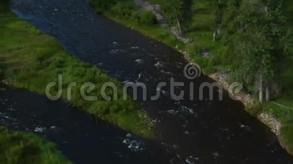 绿色山谷与河流的空中拍摄视频的预览图